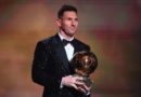 Leo Messi sosteniendo su séptimo Balón de Oro otorgado por la France Football en 2021.