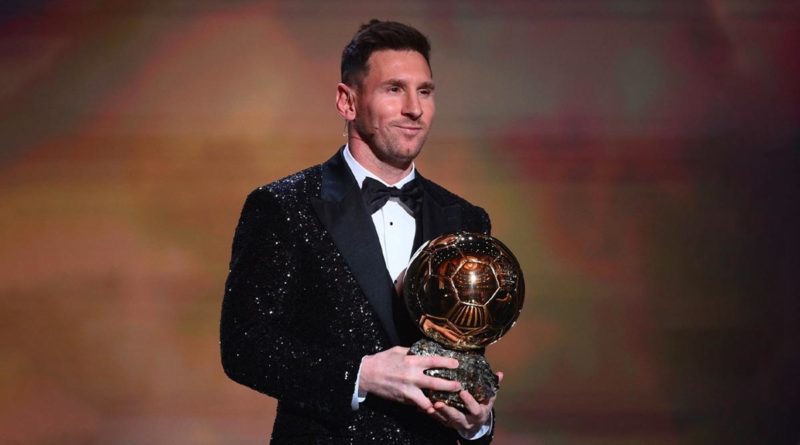 Leo Messi sosteniendo su séptimo Balón de Oro otorgado por la France Football en 2021.