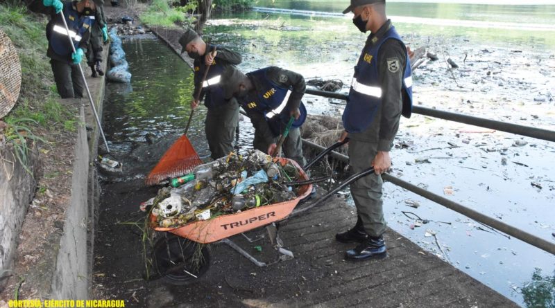Efectivos del Ejército de Nicaragua en jornada ecológica en la laguna de Tiscapa de Managua