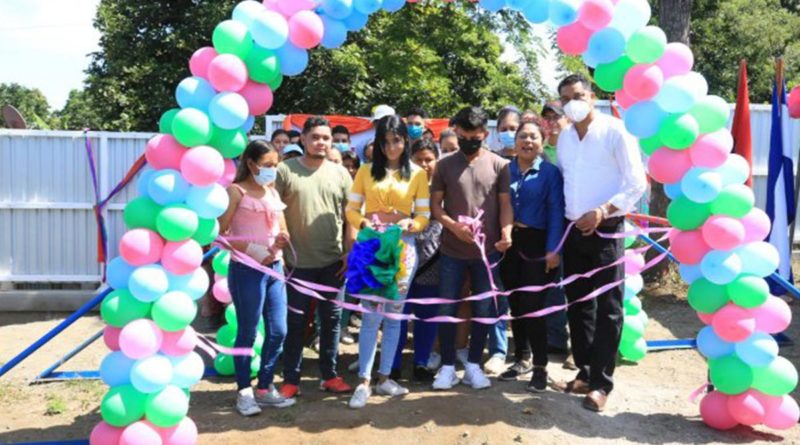 Estudiantes del Tecnológico Agropecuario Manuel Lanza Rojas de Ticuantepe durante la inauguración de mejoras en el centro.