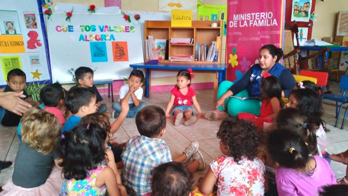 Ministerio de la Familia brindando servicios a niños y niñas en un centro comunitario en Managua.