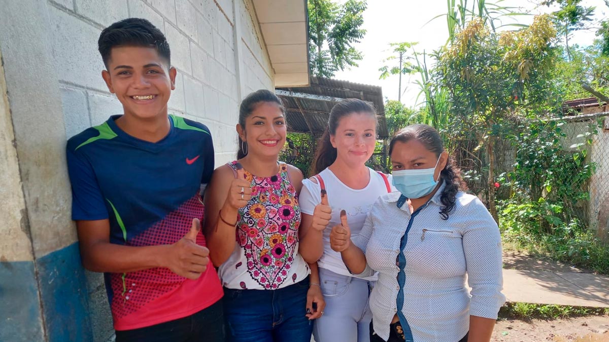 Jóvenes nicaragüenses luego ser ejercer su derecho al voto
