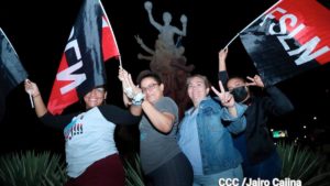 Mujeres en la Plaza de las Victorias