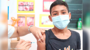 Personal médico del Ministerio de Salud aplica la vacuna contra el Covid-19 a un menor