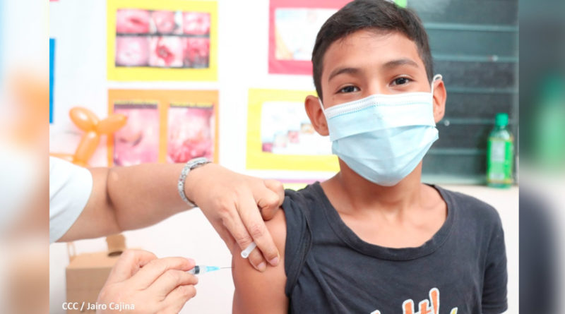 Personal médico del Ministerio de Salud aplica la vacuna contra el Covid-19 a un menor