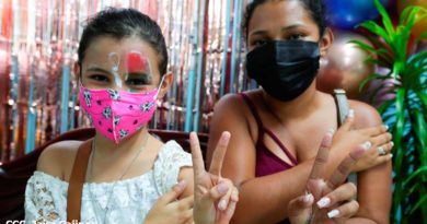 Niña y su madre luego de ser vacunadas contra la COVID-19 en Nicaragua