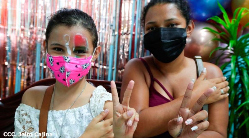 Niña y su madre luego de ser vacunadas contra la COVID-19 en Nicaragua