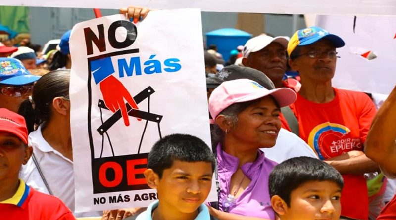 Manifestantes chavistas celebrando la salida digna y soberana de Venezuela de la OEA, órgano injerencista.