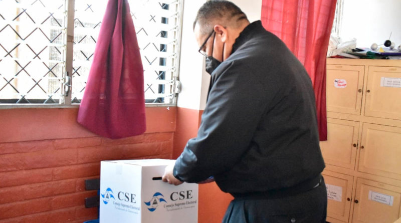 Monseñor Socrates René Sandigo Jirón, ejerciendo su derecho al voto