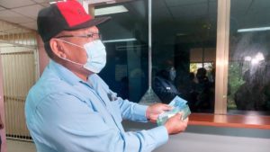 Trabajador del Ministerio de Salud recibe su pago adelantado del mes de noviembre