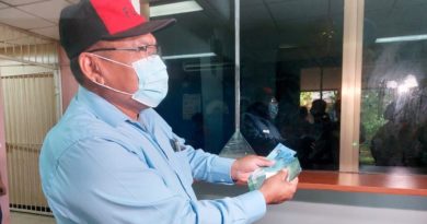 Trabajador del Ministerio de Salud recibe su pago adelantado del mes de noviembre