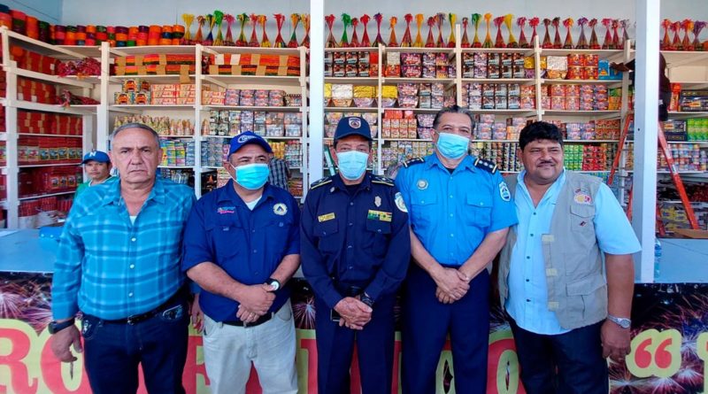 Comandante Ramón Landeros junto a comerciantes de pólvora y elementos de la Policía Nacional