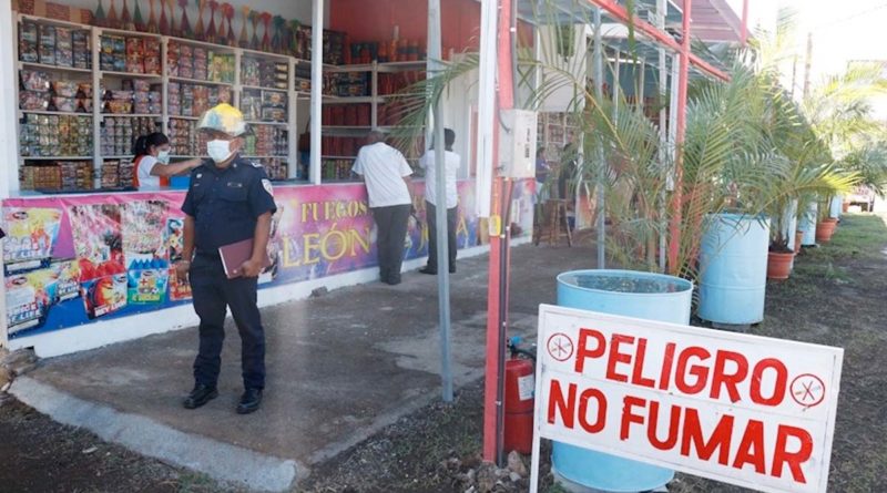 Bomberos inspeccionan tramos de pólvora en Managua