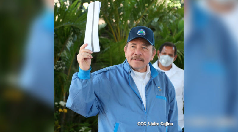 Presidente Comandante Daniel Ortega, ejerciendo su derecho al voto