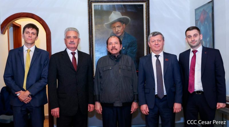 Presidente - Comandante Daniel Ortega junto al Embajador de de Rusia en Nicaragua, Señor Alexander Khokholikov.