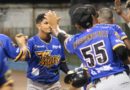 Jugadores de los Tigres de Chinandega en un juego oficial de la LBPN.