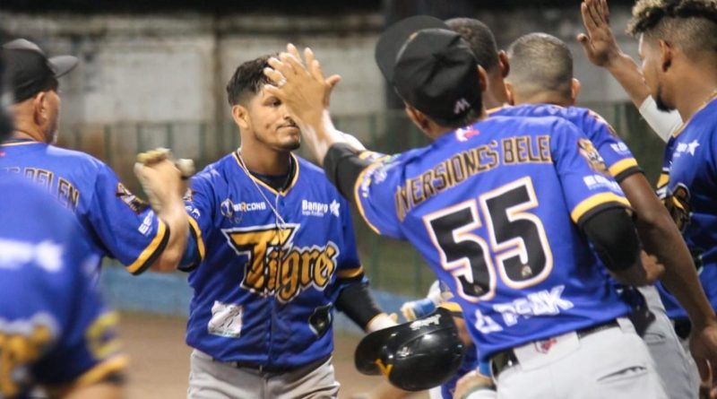 Jugadores de los Tigres de Chinandega en un juego oficial de la LBPN.