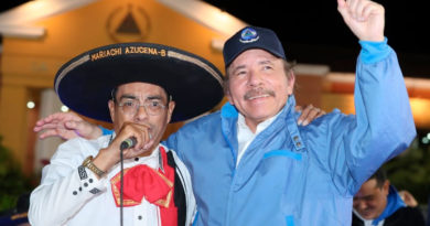 Presidente Comandante Daniel Ortega junto al Mariachi Azucena