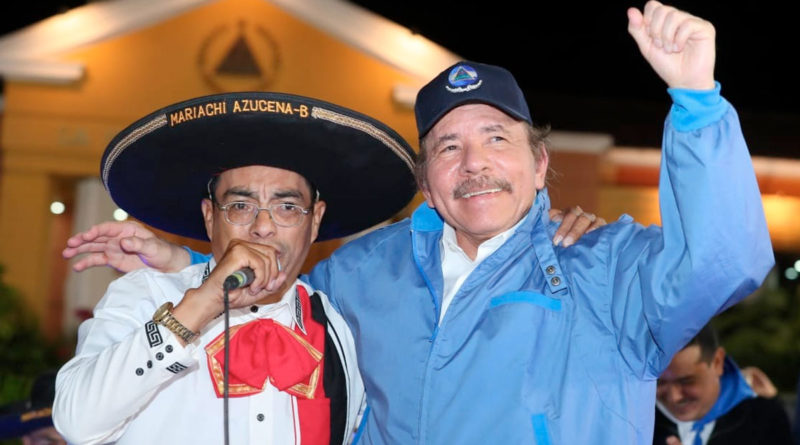 Presidente Comandante Daniel Ortega junto al Mariachi Azucena