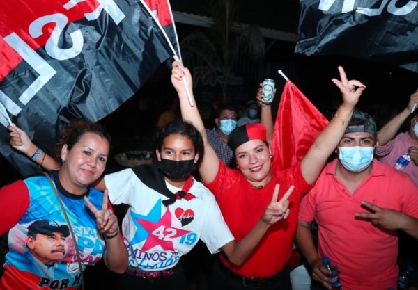 Pueblo de Nicaragua celebrando el triunfo del FSLN en la Plaza de la Revolución
