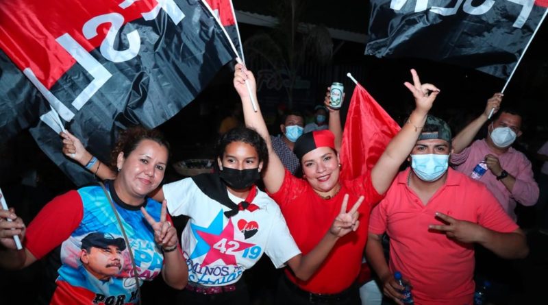 Pueblo de Nicaragua celebrando el triunfo del FSLN en la Plaza de la Revolución