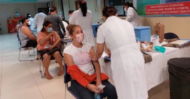 Personal médico del Ministerio de Salud aplica vacuna contra el Covid-19 a pobladores de Chontales