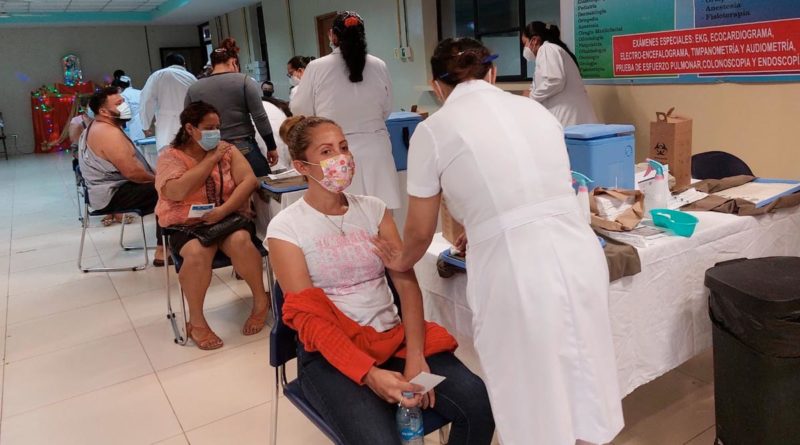 Personal médico del Ministerio de Salud aplica vacuna contra el Covid-19 a pobladores de Chontales