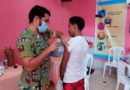 Adolescente en Chinandega siendo vacunado contra la COVID-19 por enfermero del Ministerio de Salud de Nicaragua