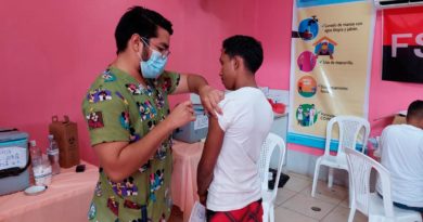 Adolescente en Chinandega siendo vacunado contra la COVID-19 por enfermero del Ministerio de Salud de Nicaragua