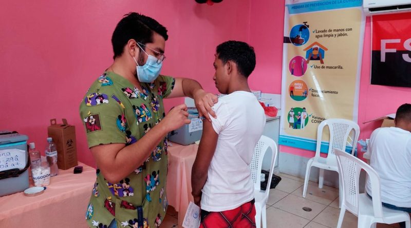 Adolescente en Chinandega siendo vacunado contra la COVID-19 por enfermero del Ministerio de Salud de Nicaragua