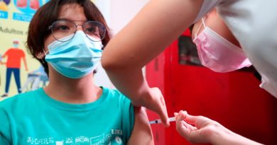 Enfermera del Ministerio de Salud de Nicaragua vacunando contra la COVID-19 a una ciudadana mayor de 18 años