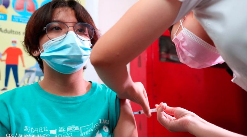 Enfermera del Ministerio de Salud de Nicaragua vacunando contra la COVID-19 a una ciudadana mayor de 18 años
