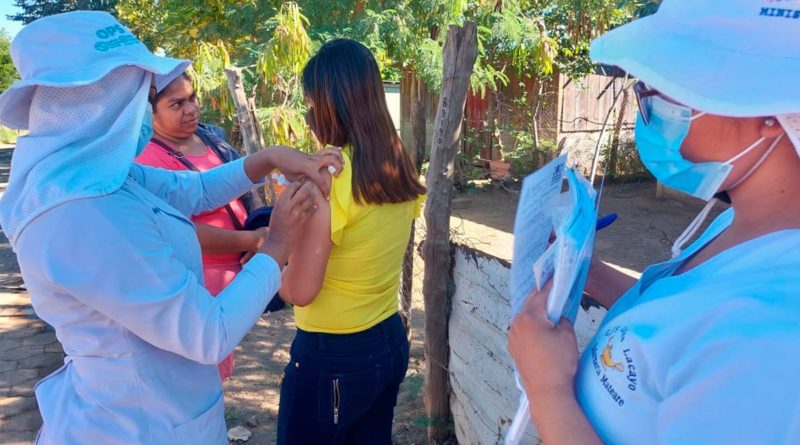 Enfermera del Ministerio de Salud de Nicaragua (MINSA), vacunando contra la COVID-19 a una ciudadana en Mateare, Managua.