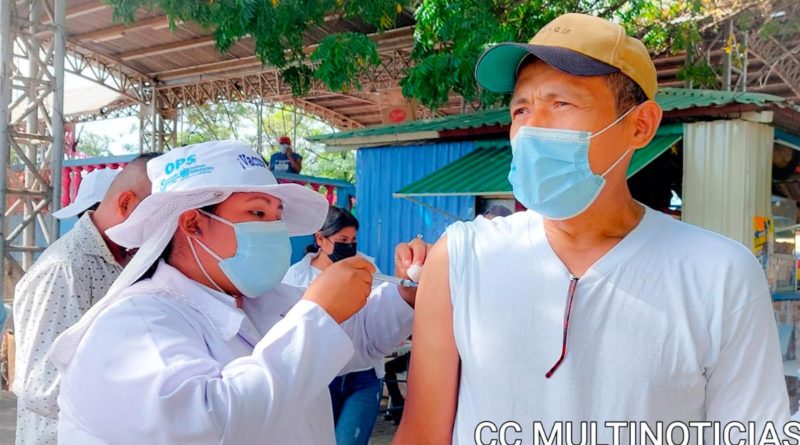 Enfermera del Ministerio de Salud de Nicaragua (MINSA), vacunando contra la COVID-19 a un ciudadano en Tipitapa.