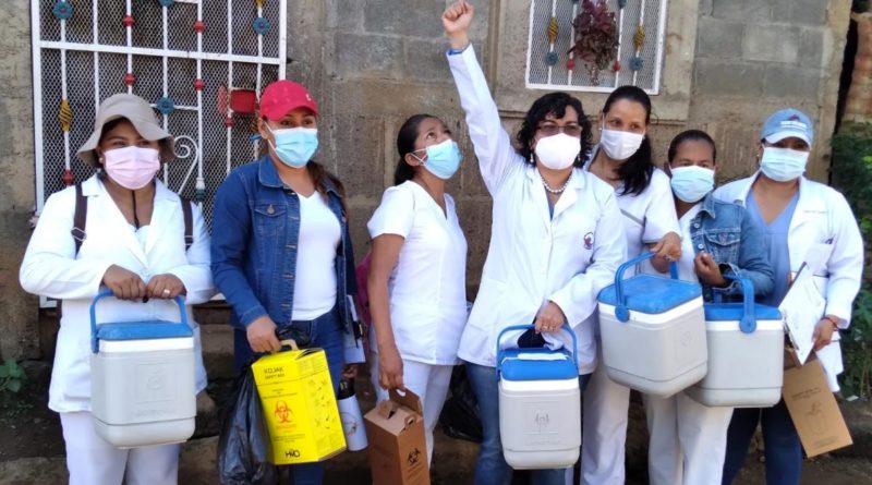 Brigada de médicos y personal de salud durante Jornada de Vacunación voluntaria contra la Covid-19 casa a casa.