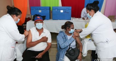 Personal médico del Ministerio de Salud aplica vacuna contra el Covid-19 a ciudadanos de Managua