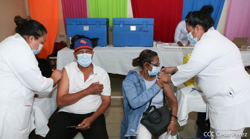 Personal médico del Ministerio de Salud aplica vacuna contra el Covid-19 a ciudadanos de Managua