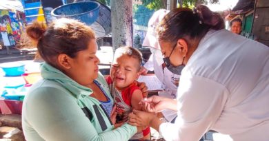 Pobladores del barrio Santo Domingo son vacunados contra la Covid-19 casa a casa por brigadistas del Ministerio de Salud.