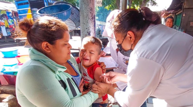 Pobladores del barrio Santo Domingo son vacunados contra la Covid-19 casa a casa por brigadistas del Ministerio de Salud.