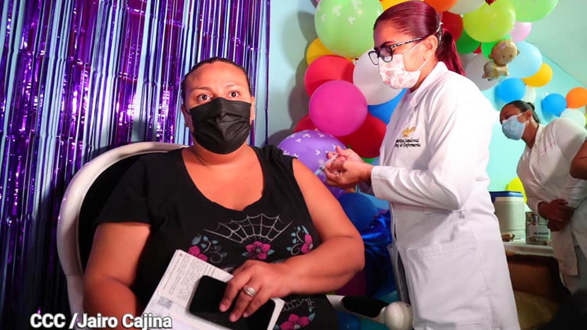 Personal del Ministerio de Salud aplica vacuna contra el Covid-19 a una persona en Managua