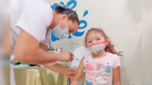 Personal médico del Ministerio de Salud aplica vacuna contra el Covid-19 a una menor de edad en el Centro de Salud Edgad Lang de Managua