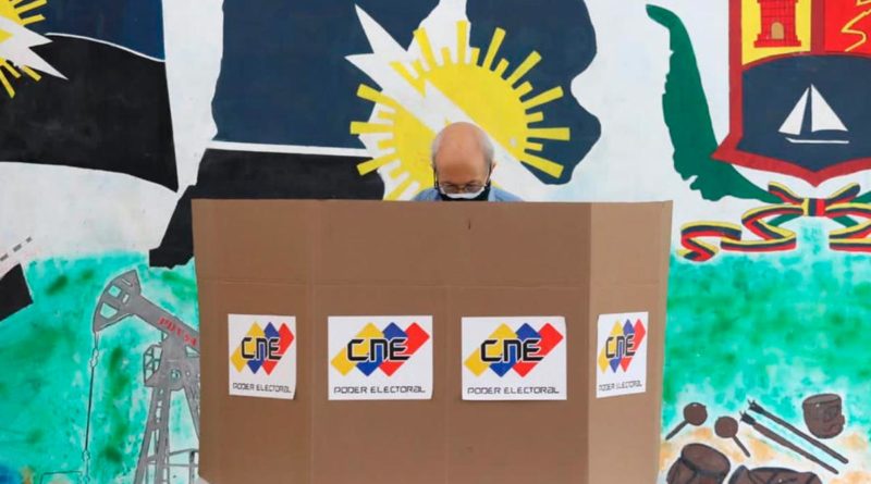 Ciudadano venezolano ejerciendo su derecho al voto