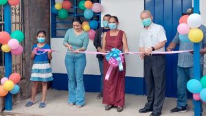 Autoridades de la Embajada de Taiwán, Alcaldía de Managua junto a la madre de la protagonista en la entrega de la vivienda