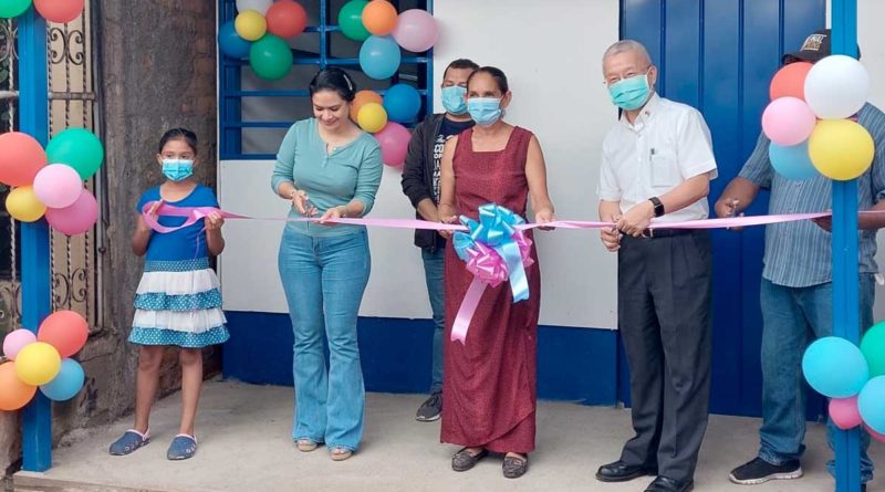 Autoridades de la Embajada de Taiwán, Alcaldía de Managua junto a la madre de la protagonista en la entrega de la vivienda