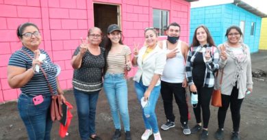 Familias protagonistas tras la entrega de viviendas en Villa Flor de Pino