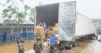 Ejército Nacional, descargando camiones con juguetes en Waslala