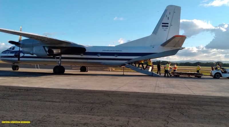 Avión de la Fuerza Área del Ejército de Nicaragua trasladando 908 mil dosis de vacunas contra la COVID-19, desde Cuba hacia Nicaragua