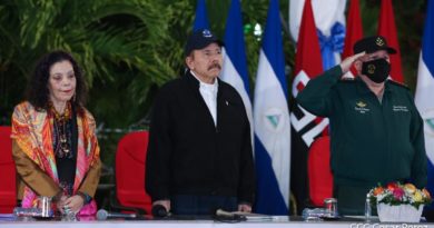 Presidente Comandante Daniel Ortega, Vicepresidenta Rosario Murillo y el General de Ejército, Julio César Avilés Castillo en el Acto de Graduación de Oficiales del Centro Superior de Estudios Militares.