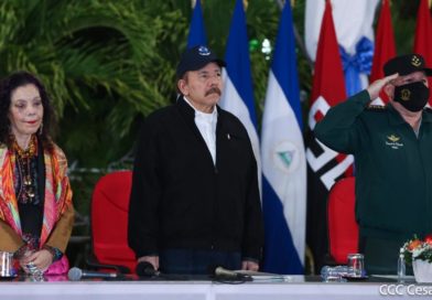 Presidente Comandante Daniel Ortega, Vicepresidenta Rosario Murillo y el General de Ejército, Julio César Avilés Castillo en el Acto de Graduación de Oficiales del Centro Superior de Estudios Militares.