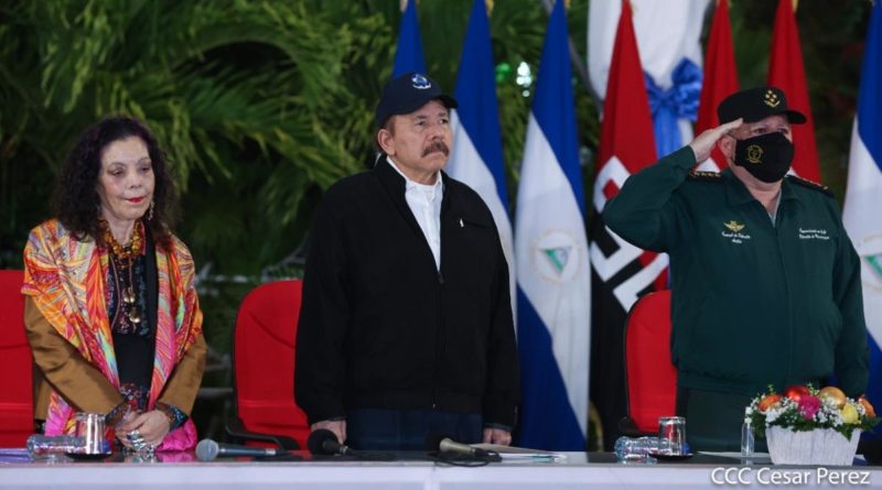 Presidente Comandante Daniel Ortega, Vicepresidenta Rosario Murillo y el General de Ejército, Julio César Avilés Castillo en el Acto de Graduación de Oficiales del Centro Superior de Estudios Militares.